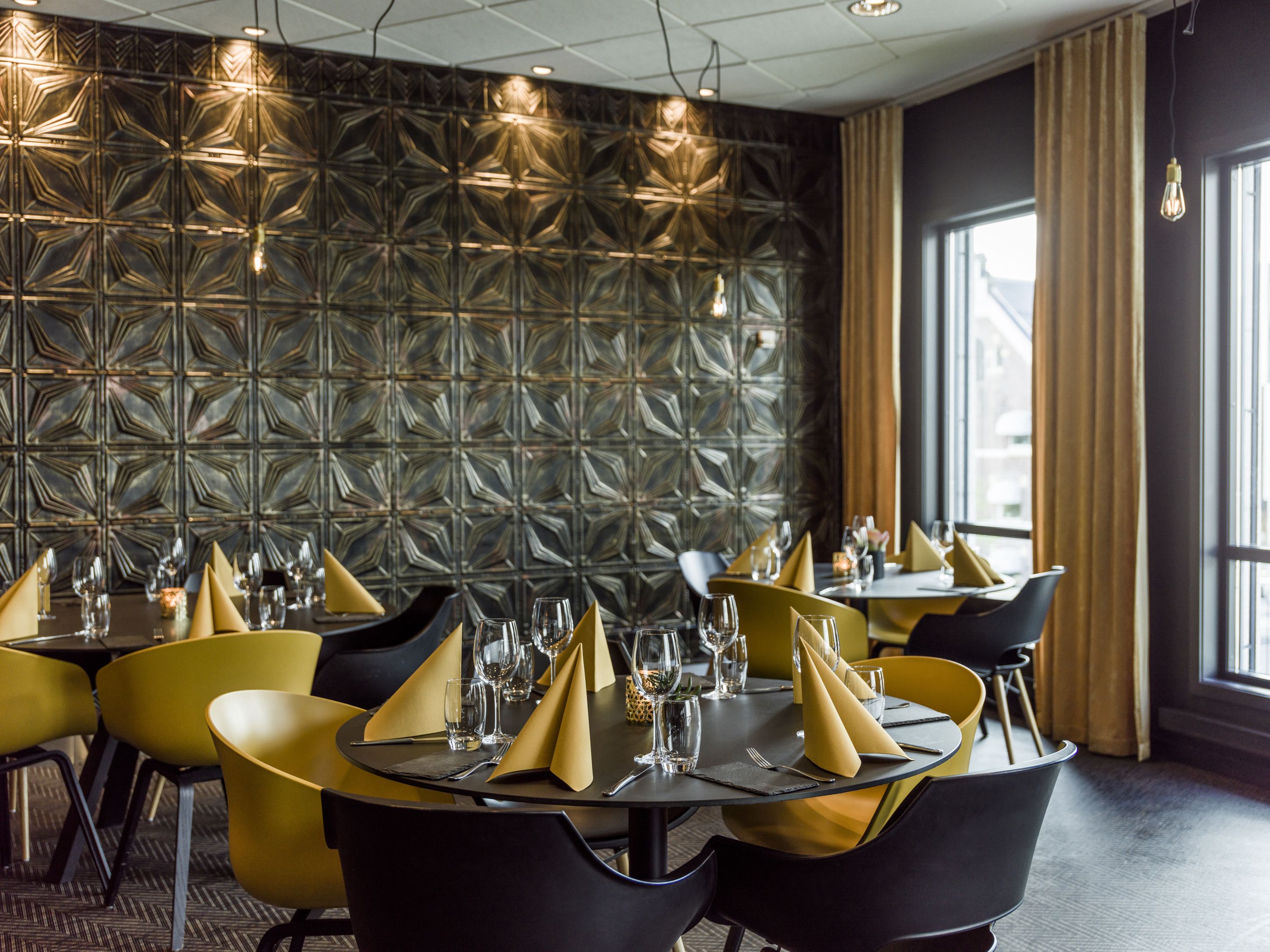 N33 restaurant. Decor in gold and green. Photo