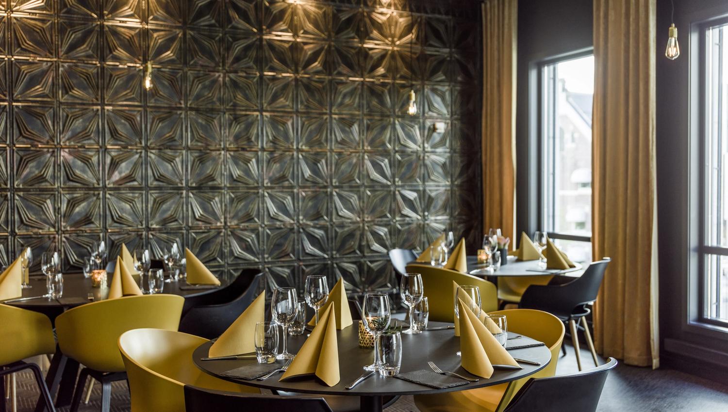 N33 restaurant. Decor in gold and green. Photo