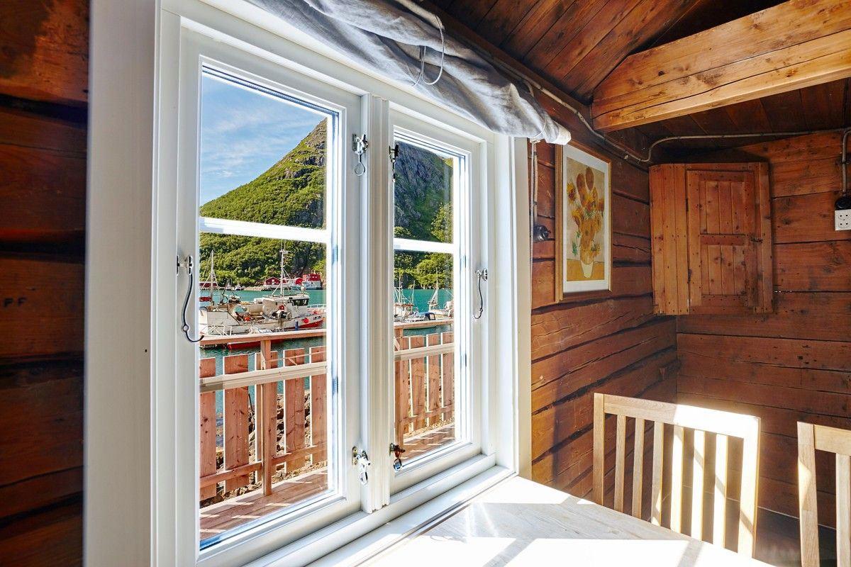 Fisherman' cabin Bua window with view