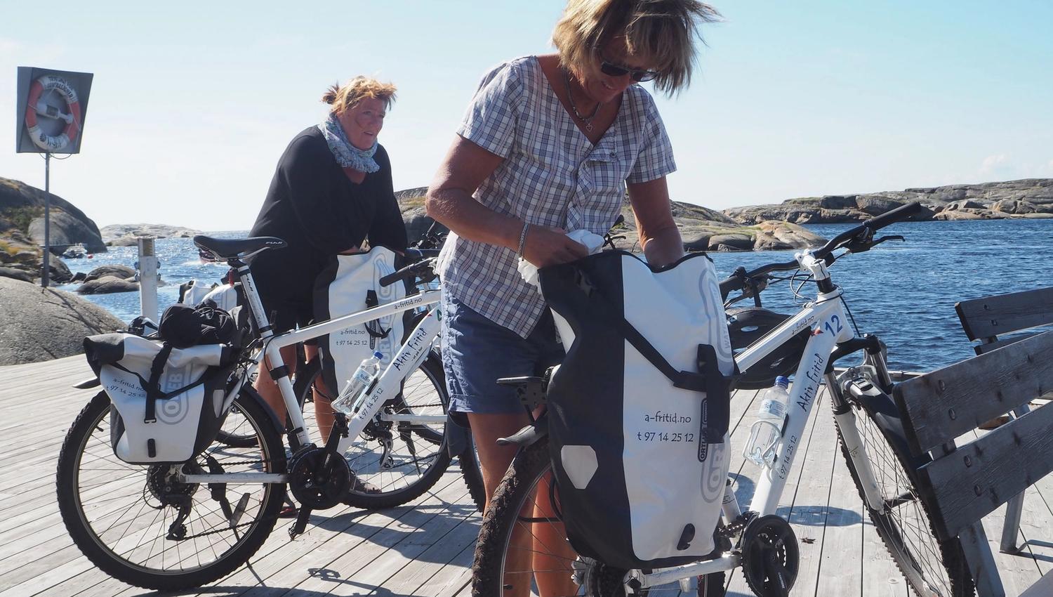 2 damer med sykler på bryggekanten