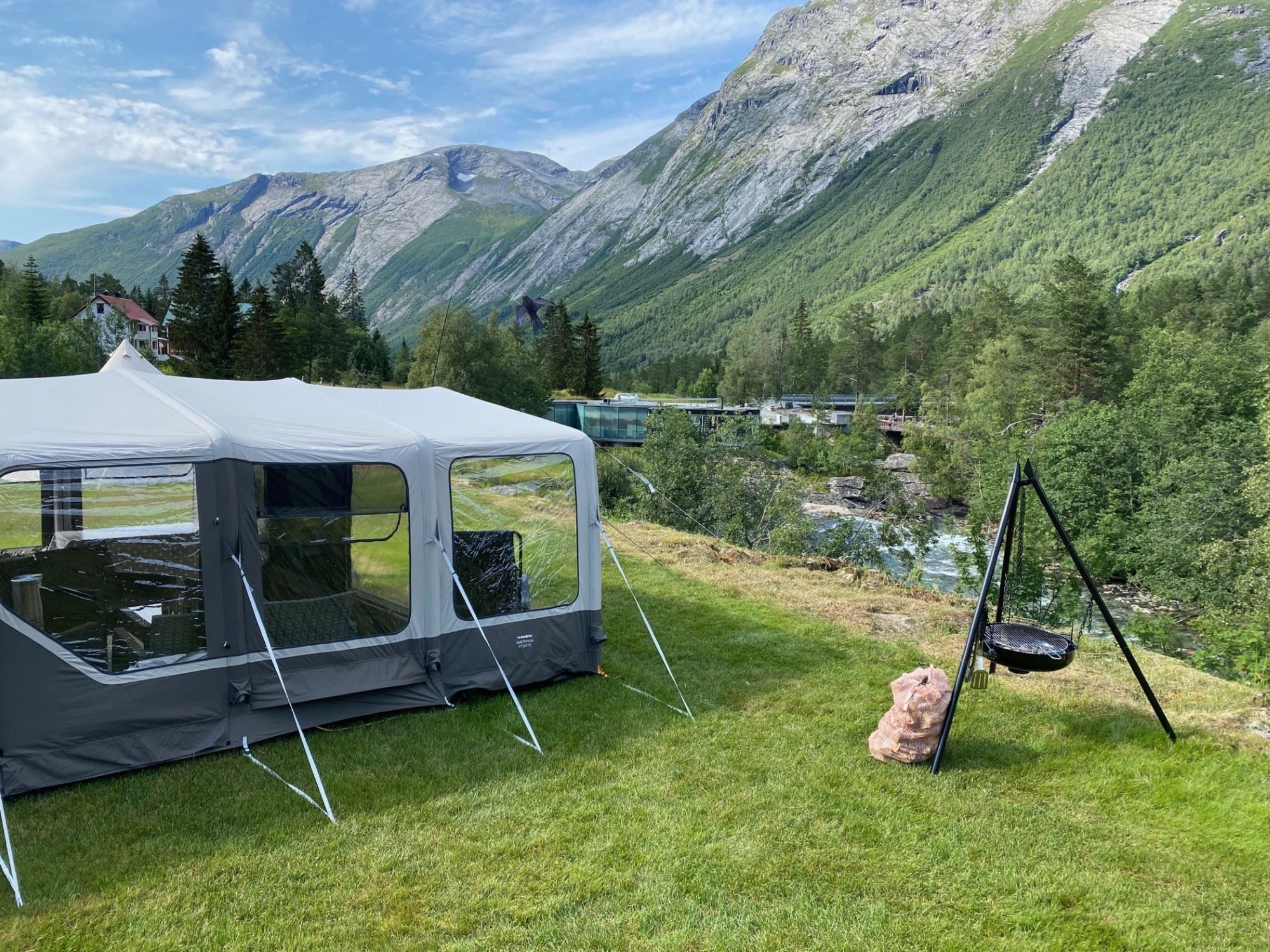 Teltplass med utsikt mot elva.