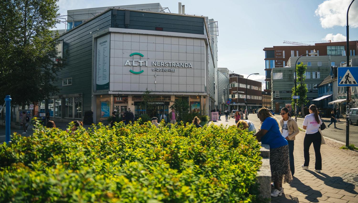 Utfor inngangen til Alti Nerstranda