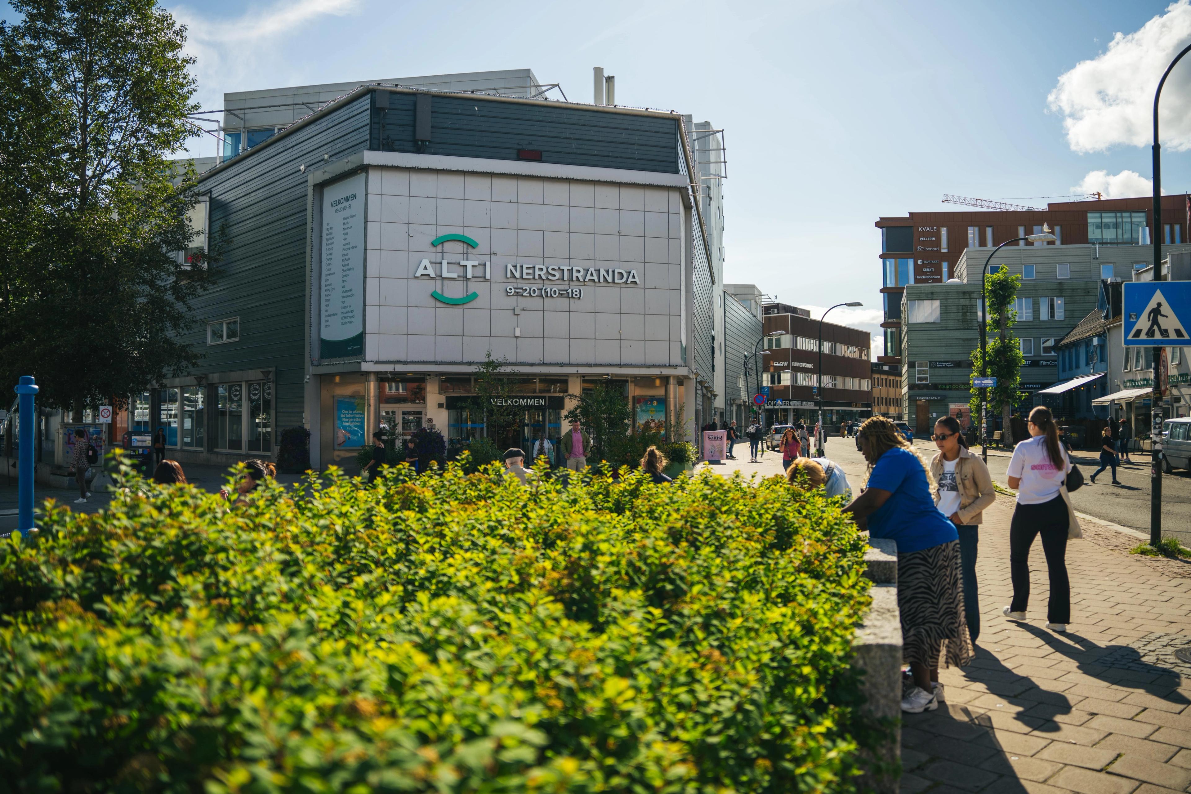 Utfor inngangen til Alti Nerstranda