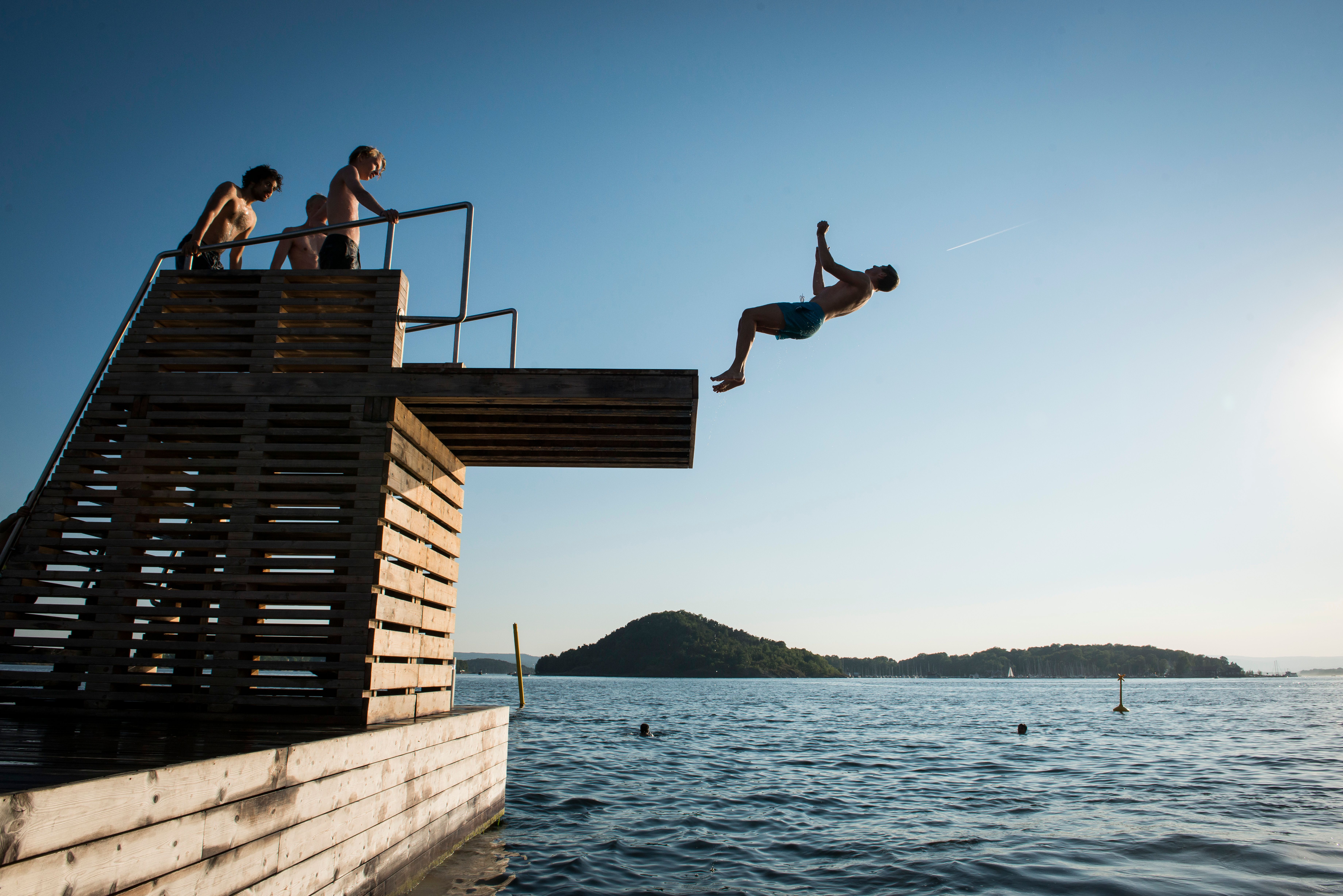 en person som stuper i fjorden fra stupetårnet