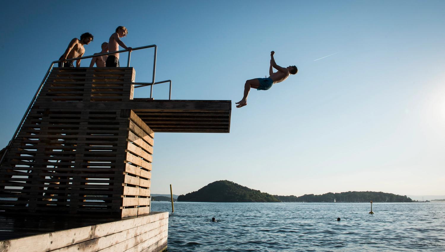 en person som stuper i fjorden fra stupetårnet