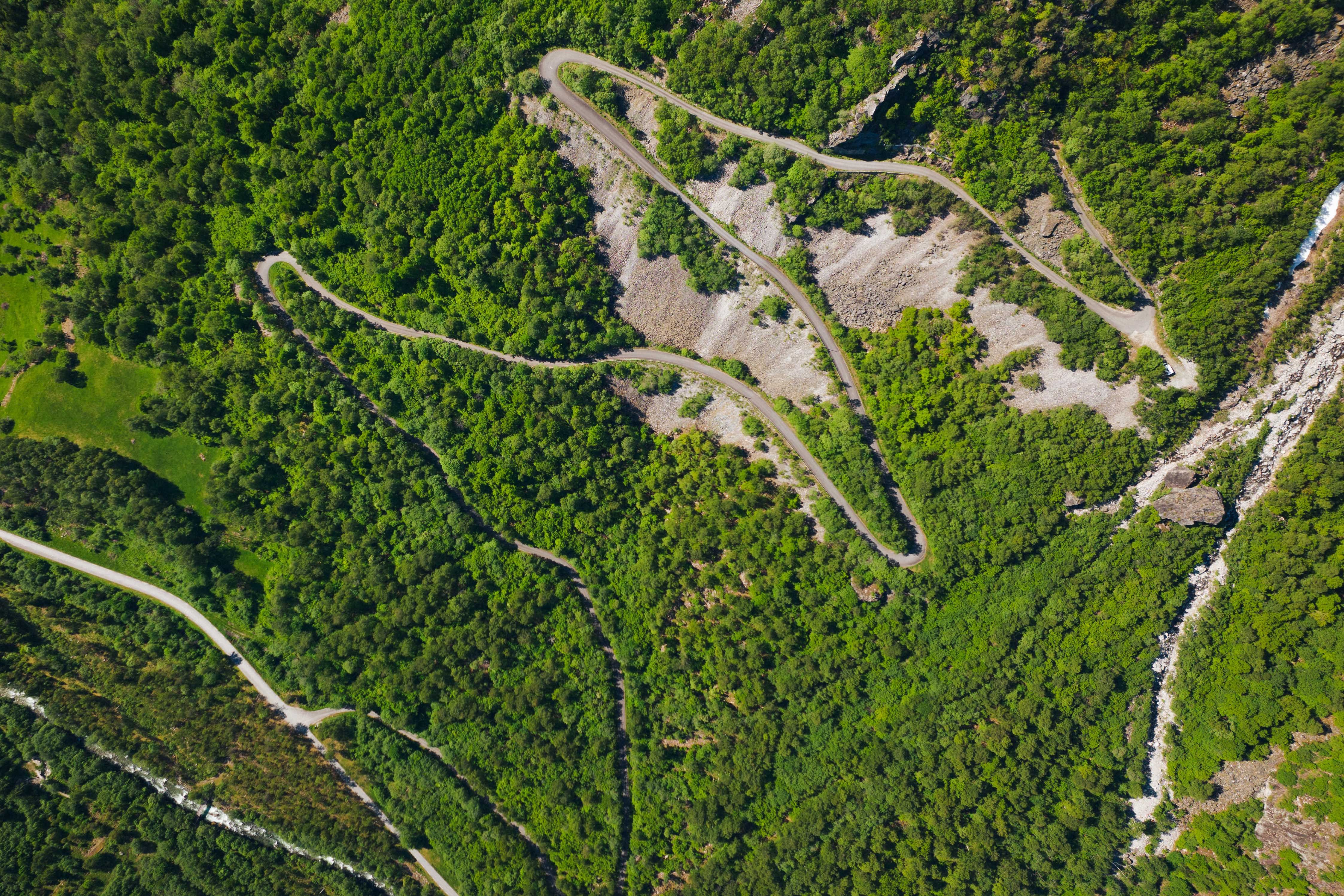 Et dronebilde av den svingete veien opp til Kjeåsen.