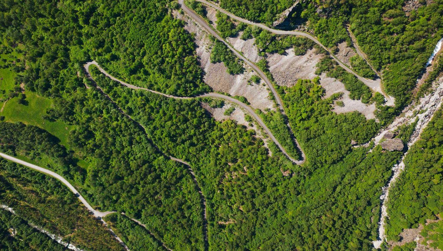 Et dronebilde av den svingete veien opp til Kjeåsen.