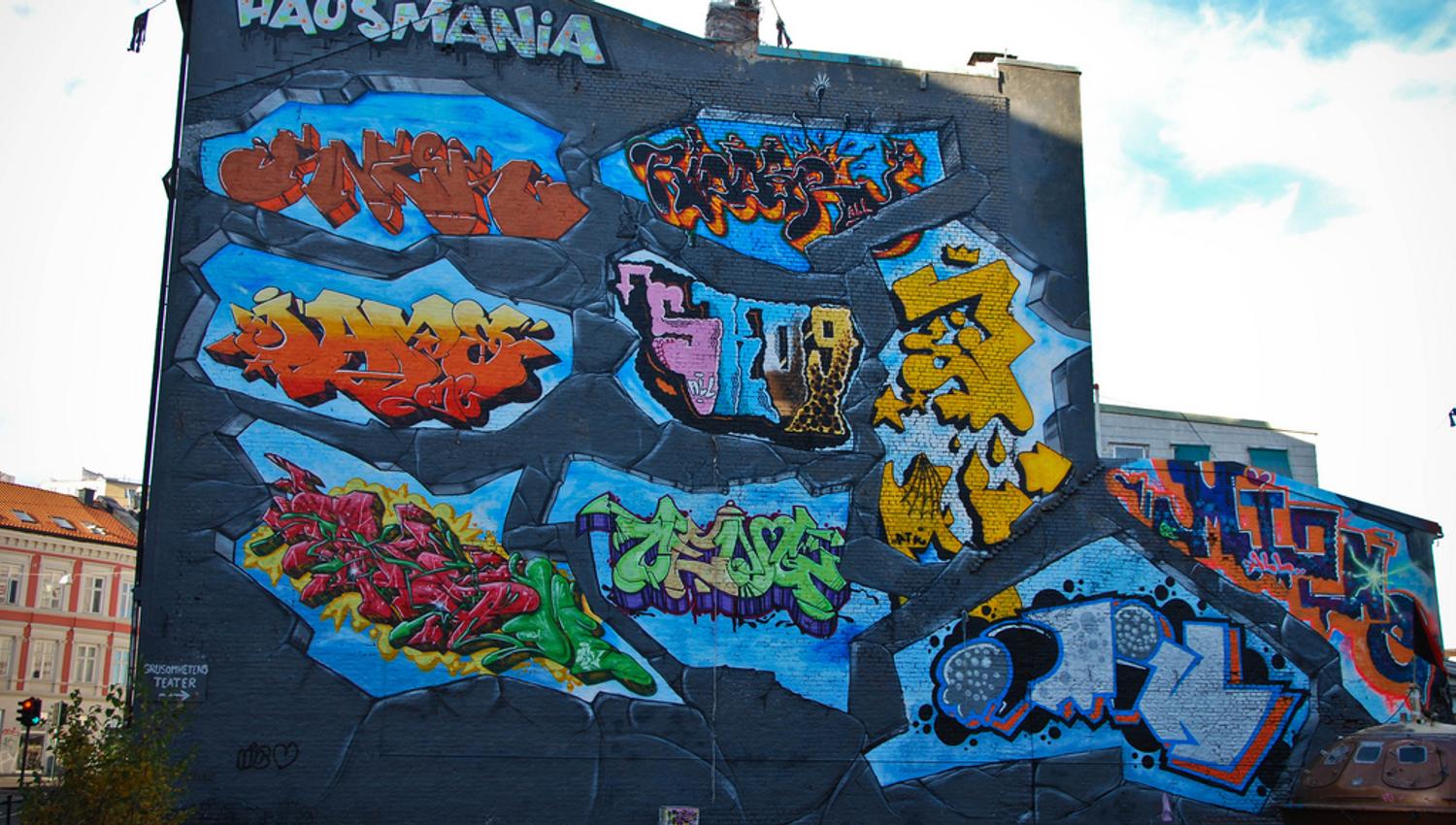 Eksteriør med graffiti.