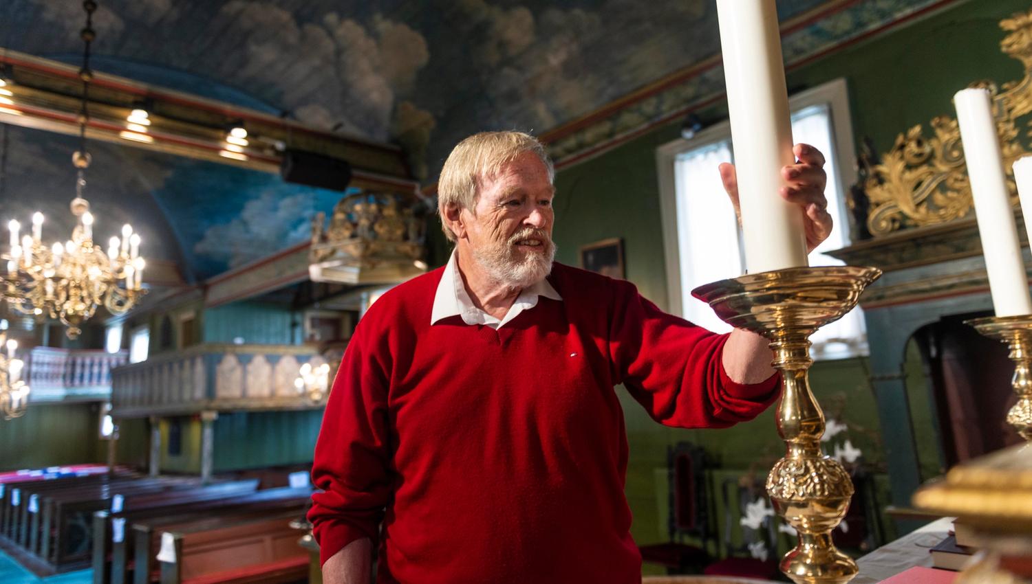 Guide Thomas Juell viser Risør kirke