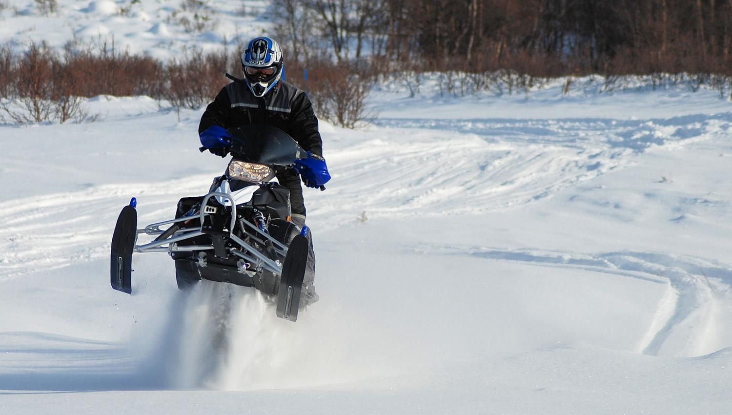 Snøscooter på bane