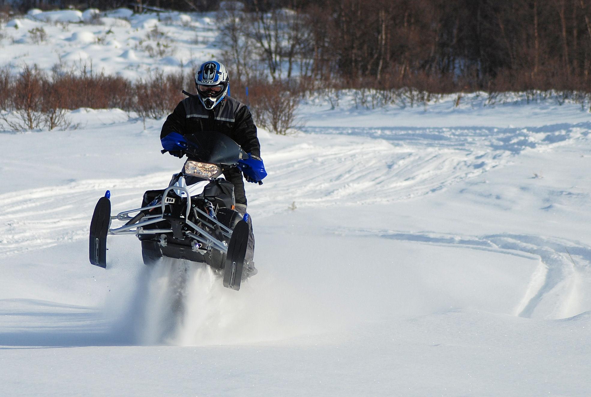 Snøscooter på bane