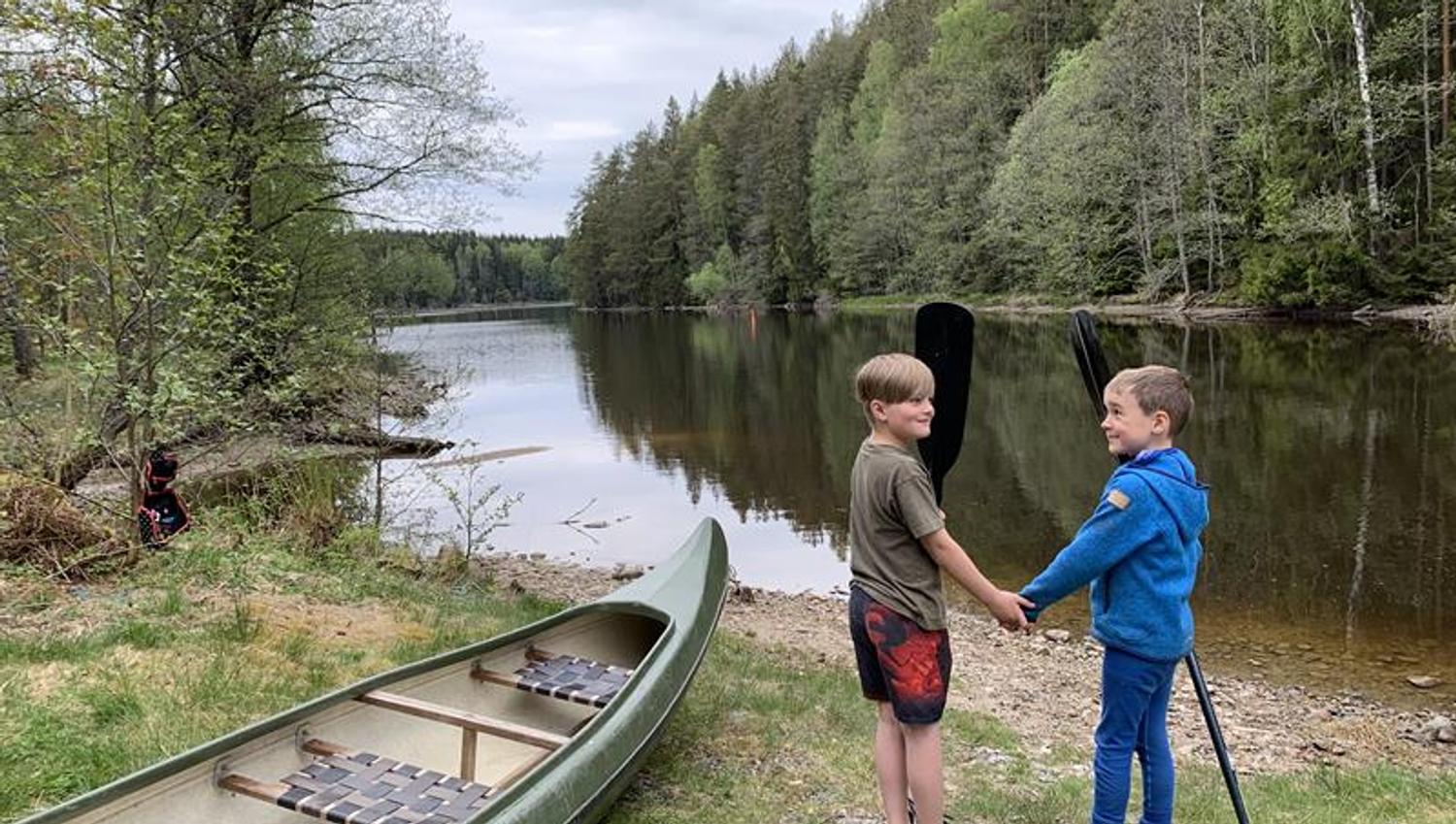 To barn skal ut på kanotur i Haldenkanalen