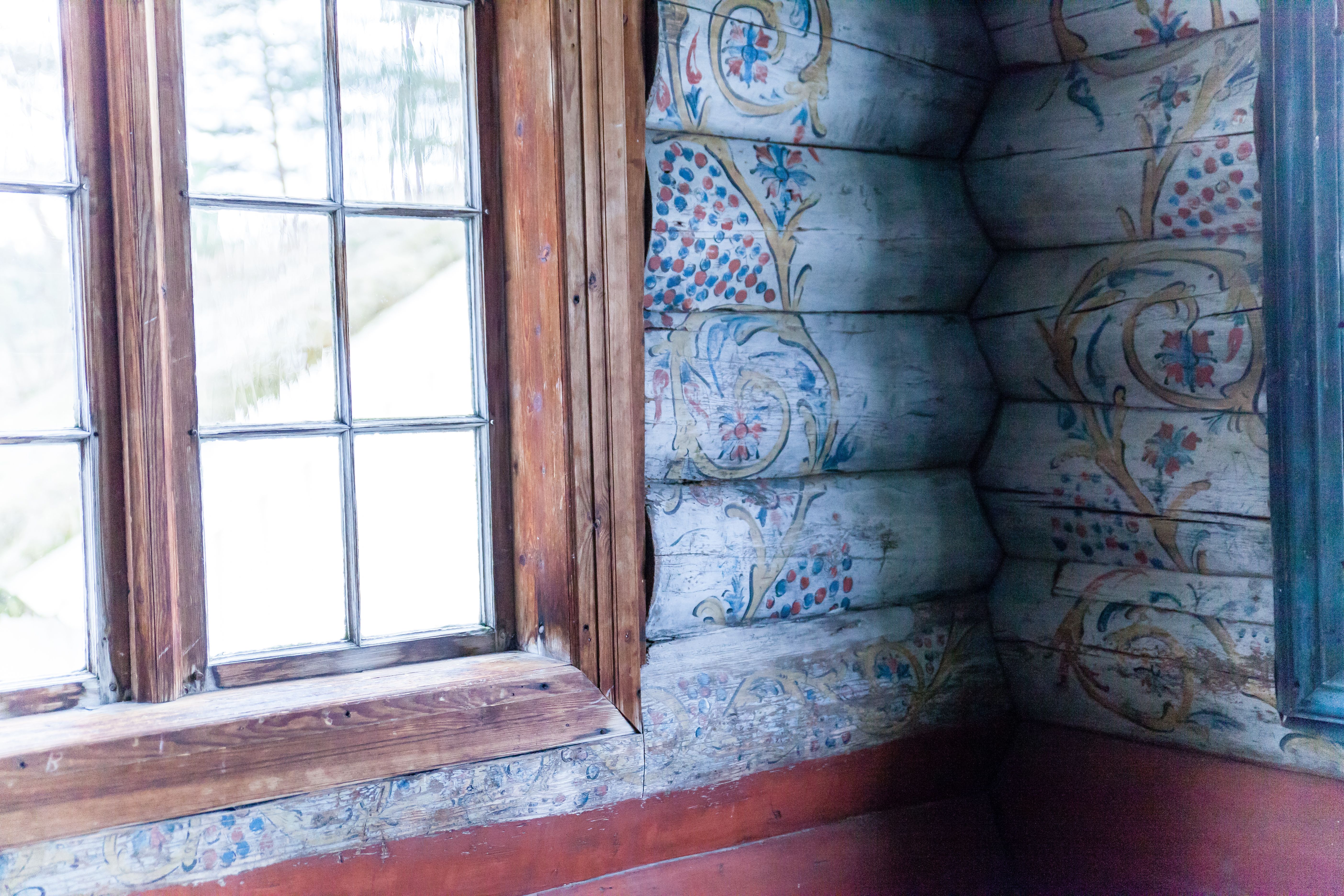 Marnardal Museum og Mjålandsstova, hvitmalte tømmervegger med fargerike detaljer i rosemaling