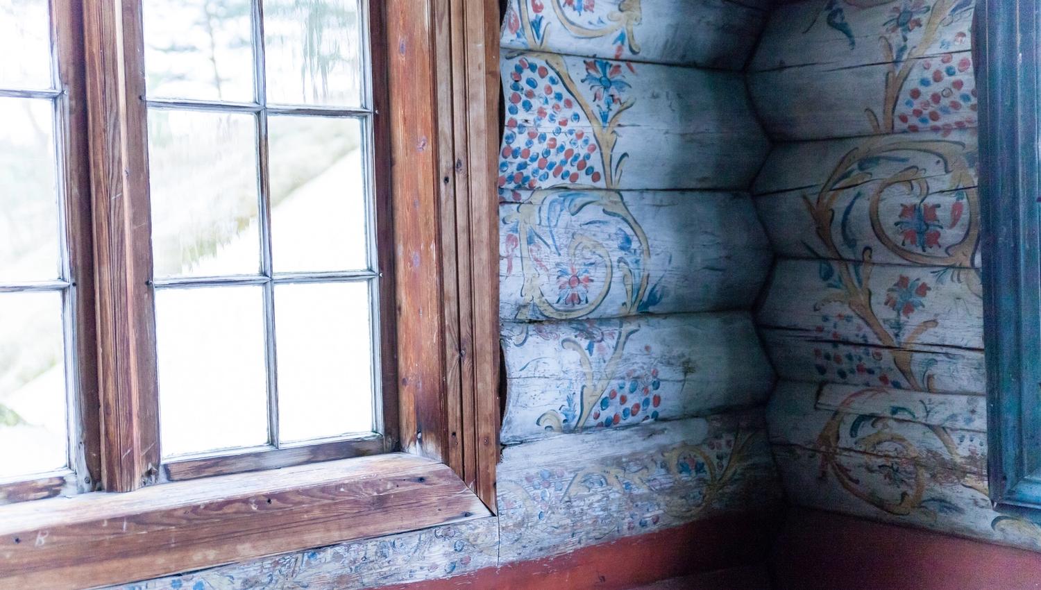 Marnardal Museum og Mjålandsstova, hvitmalte tømmervegger med fargerike detaljer i rosemaling