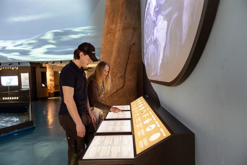 To personer som leser museumsbeskrivelser