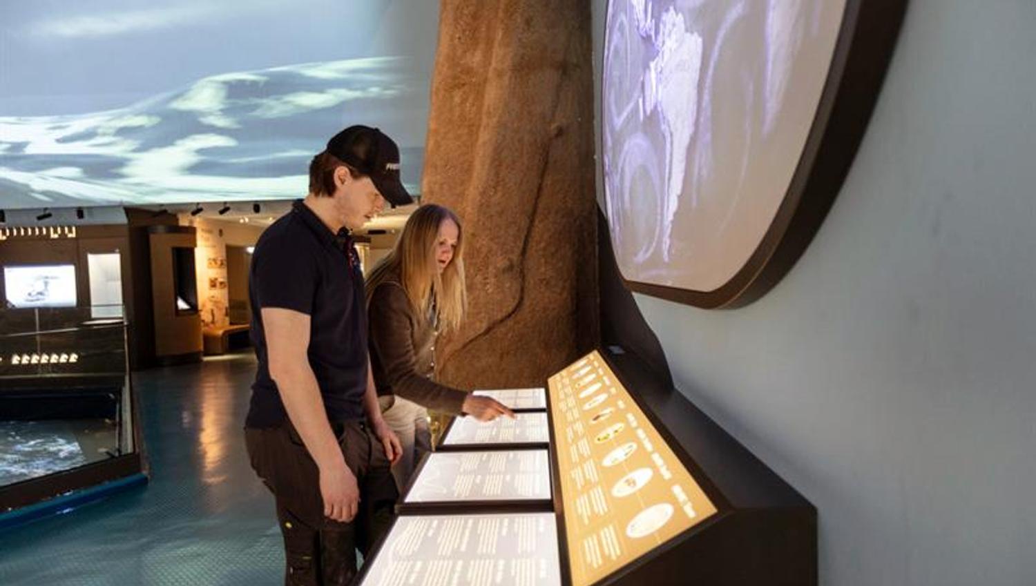 To personer som leser museumsbeskrivelser