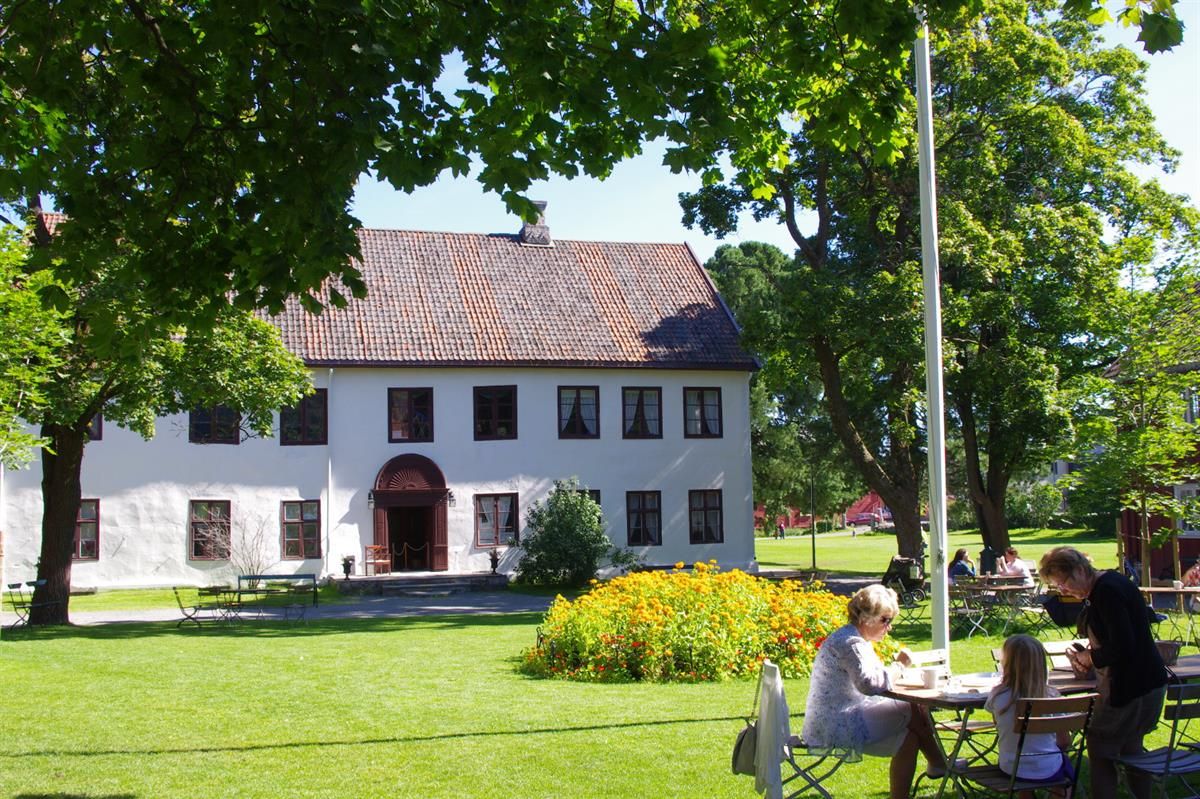 Tunet mot hovedbygningen Foto Mjøsmuseet-Ragni E Nilsen