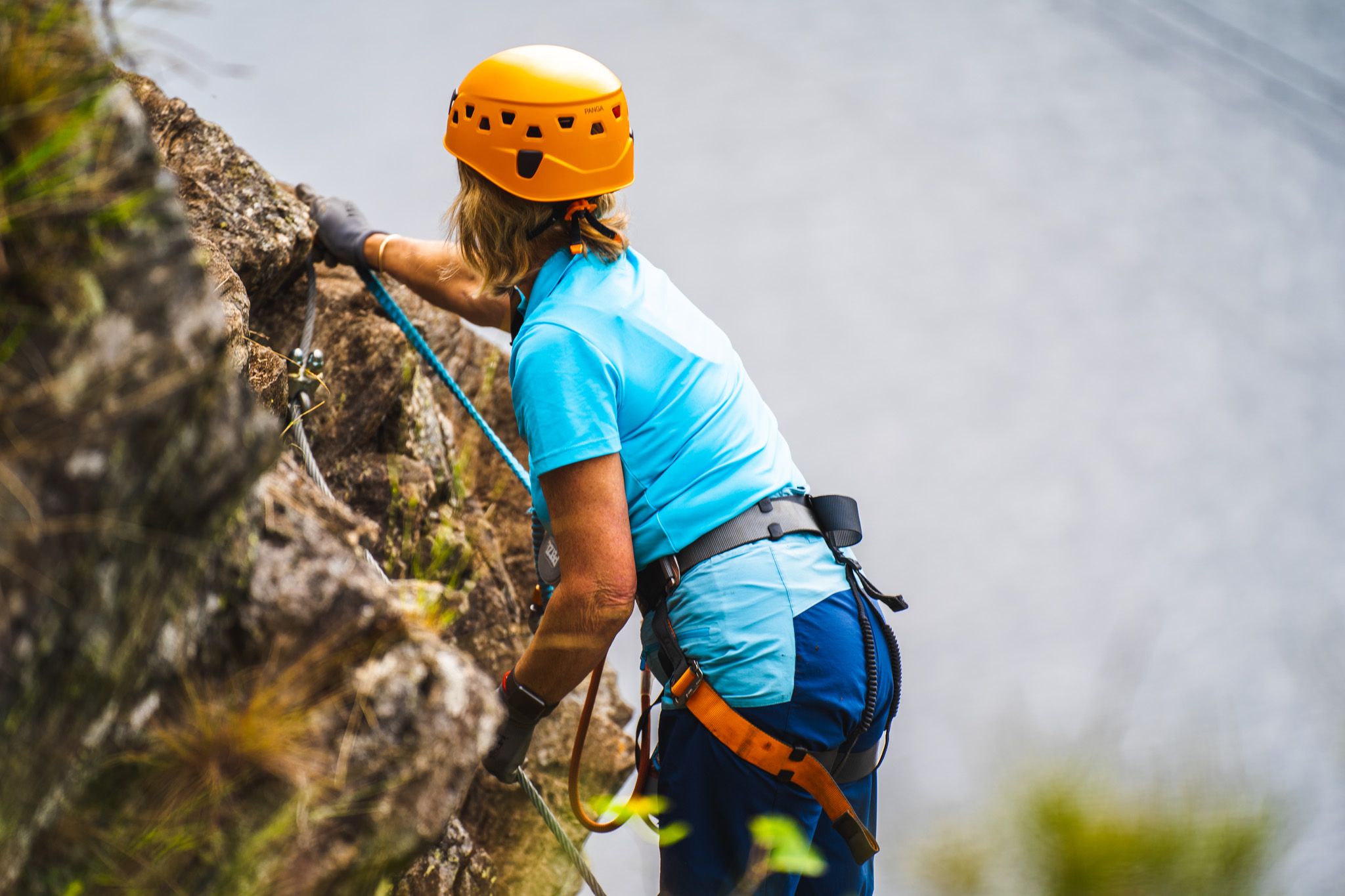 Kvinne på vei ned i zip-linen i Via ferrata Haldenkanalen