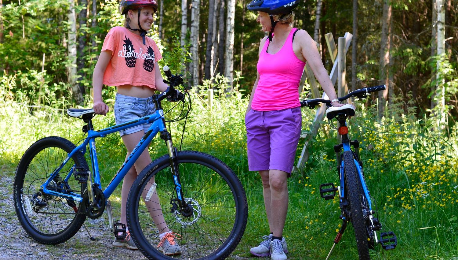 To damer med sykkel