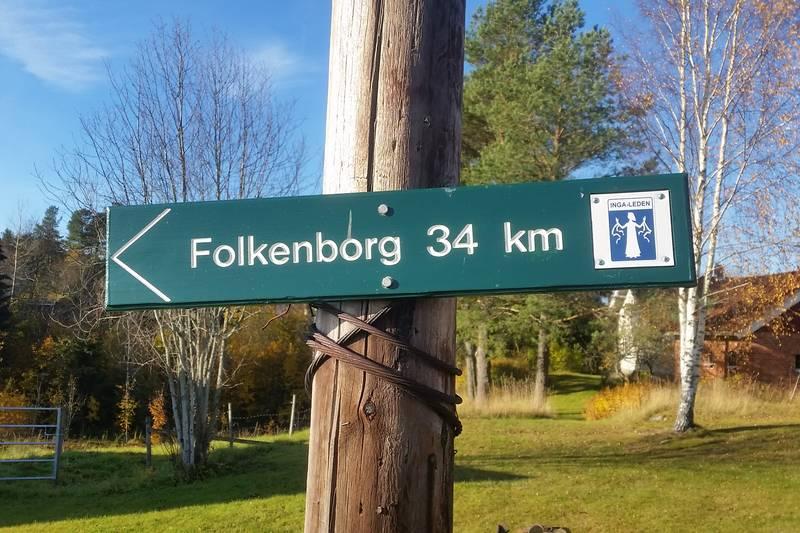et skilt mot folkenborg