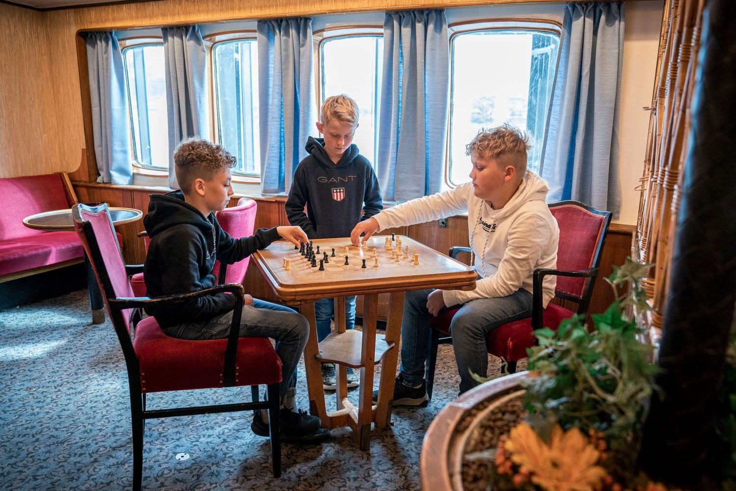 Gutter spiller skakk på MS Finnmarken