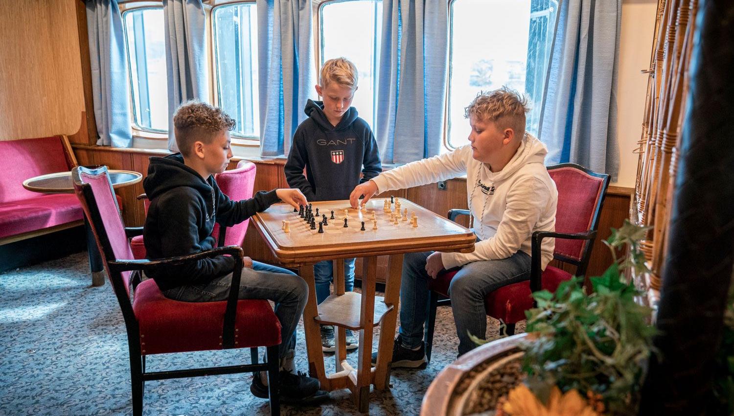 Gutter spiller skakk på MS Finnmarken