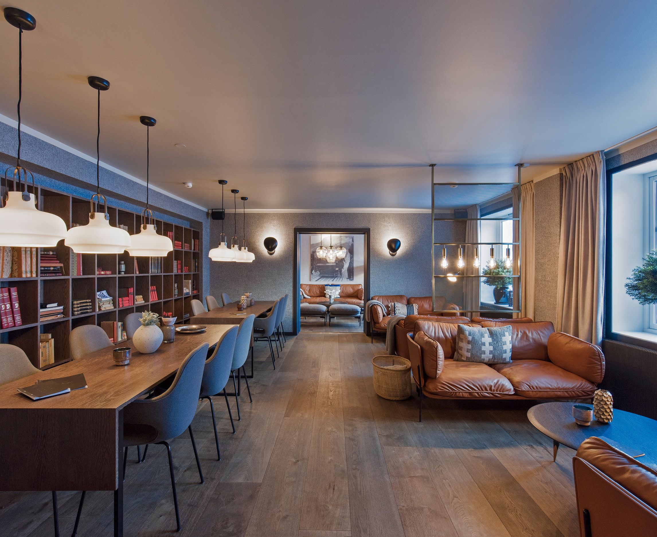 Et bibliotek med sofaer, bord og sitteplasser