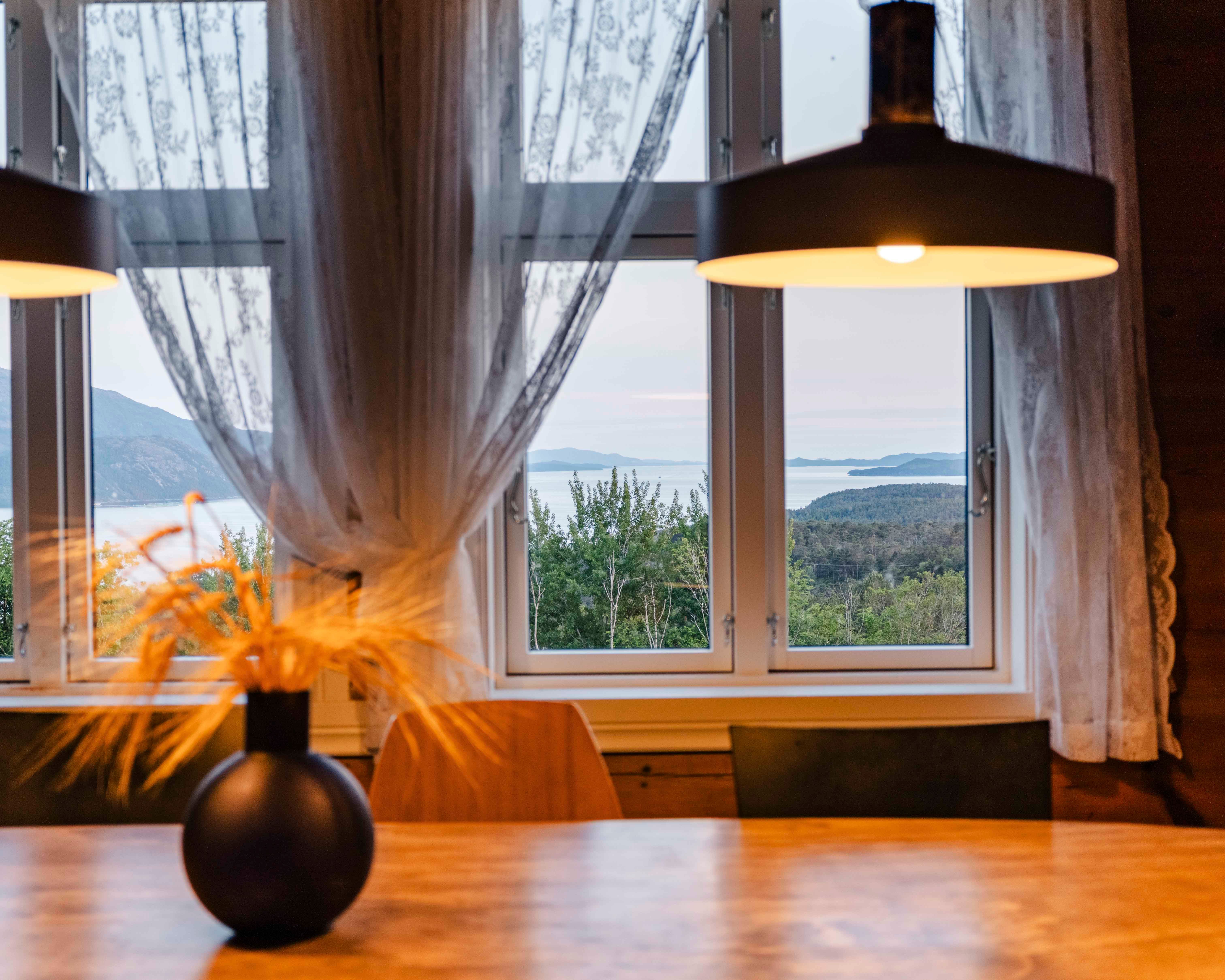 Utsikt mot Hardangerfjorden frå spisebordet på Stigen Fjordlodge.
