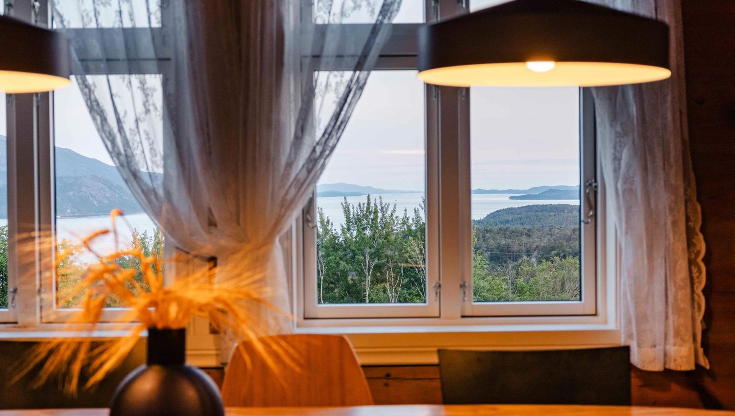 Utsikt mot Hardangerfjorden frå spisebordet på Stigen Fjordlodge.