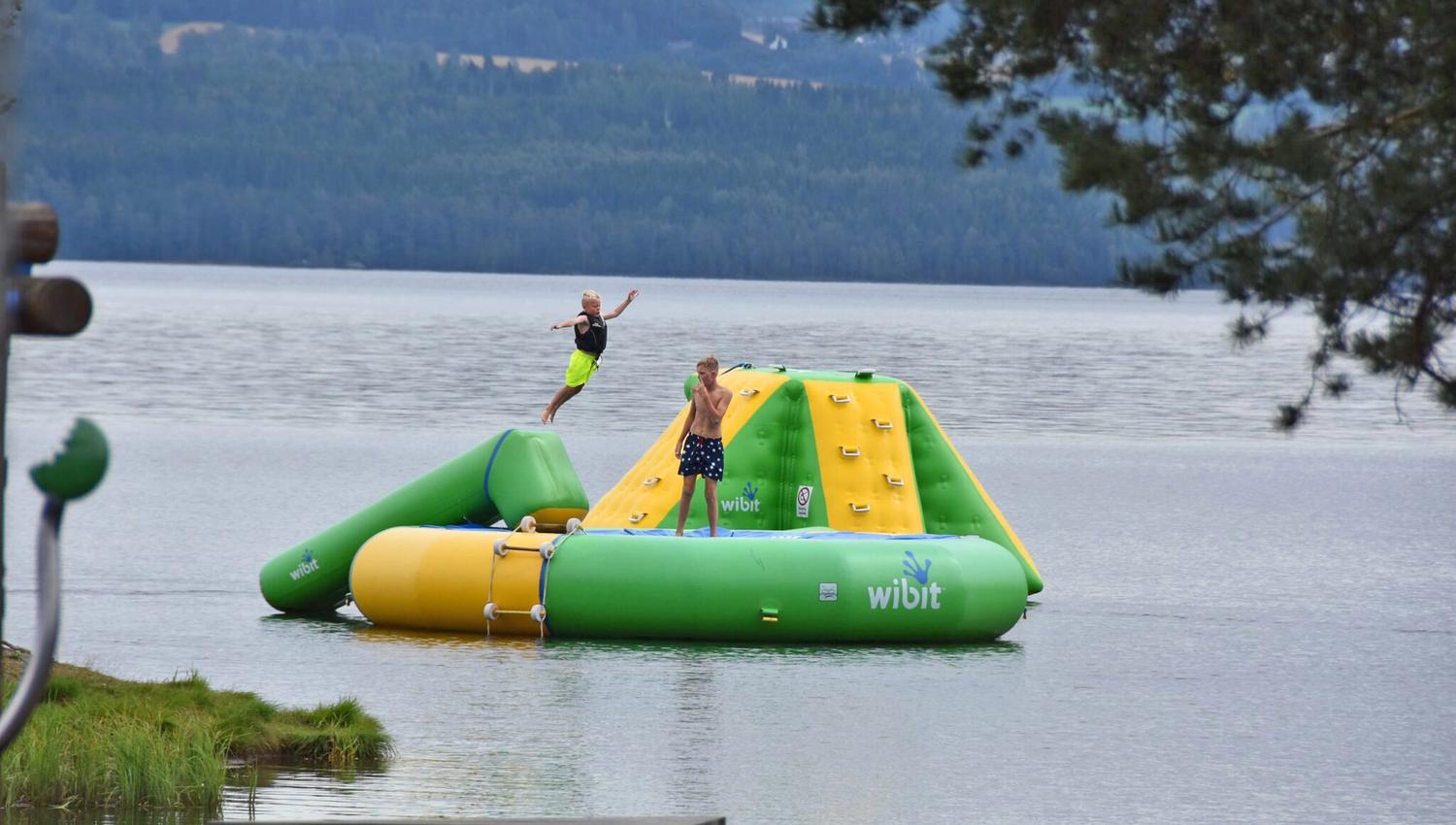Vanntrampoline på Sveastranda Camping