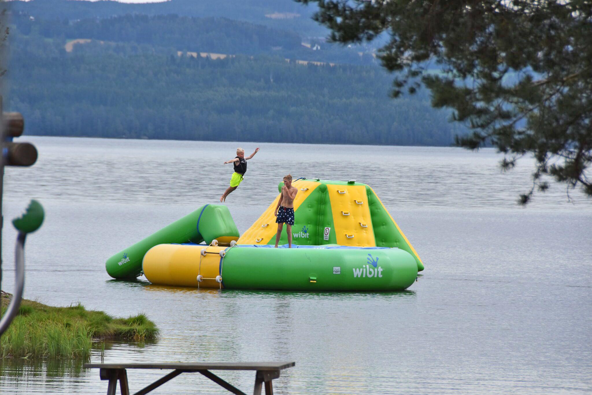 Vanntrampoline på Sveastranda Camping