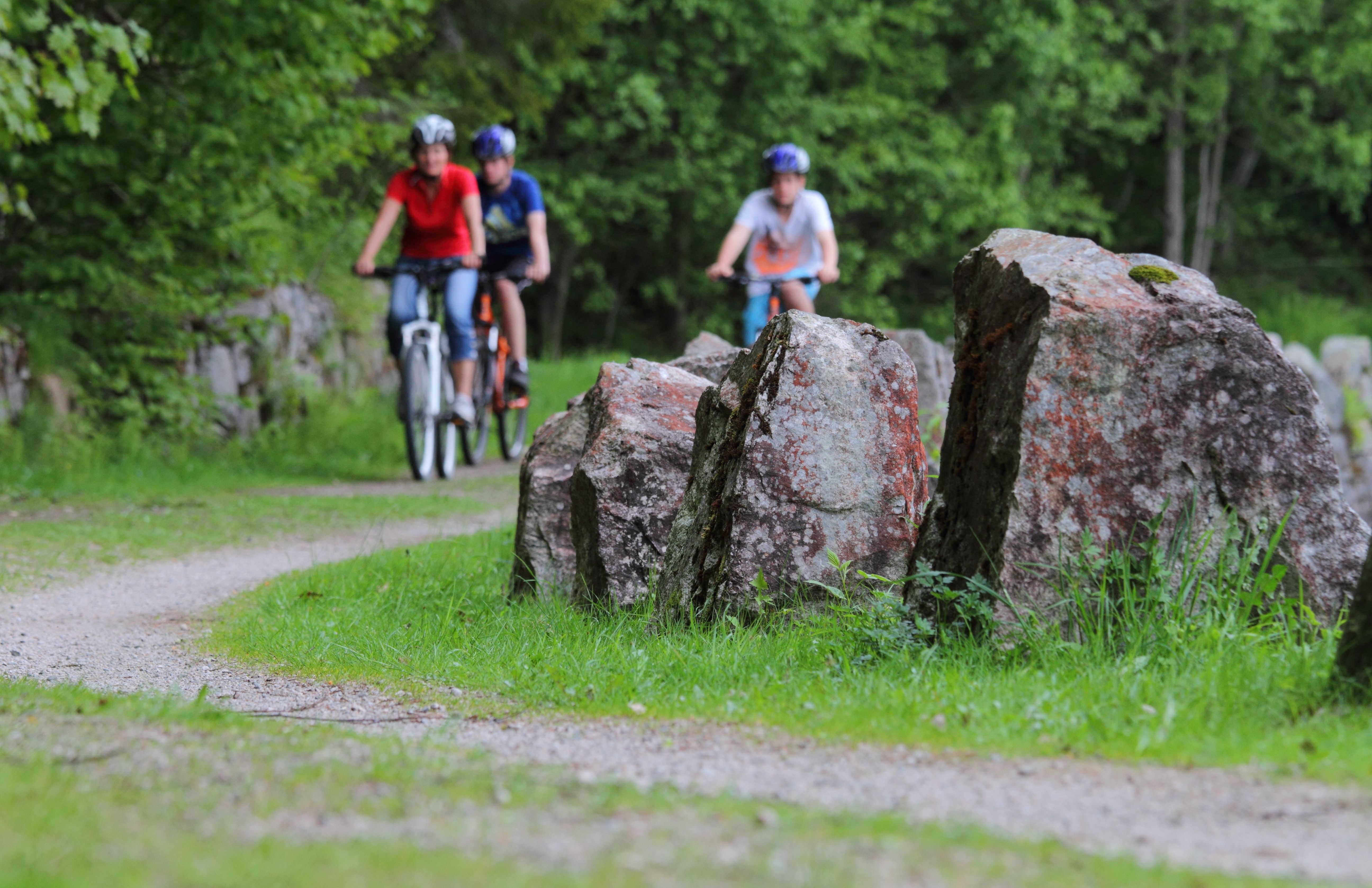 3 syklister som sykler langs Telemarkskanalen
