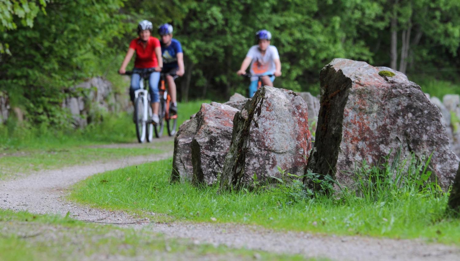 3 syklister som sykler langs Telemarkskanalen