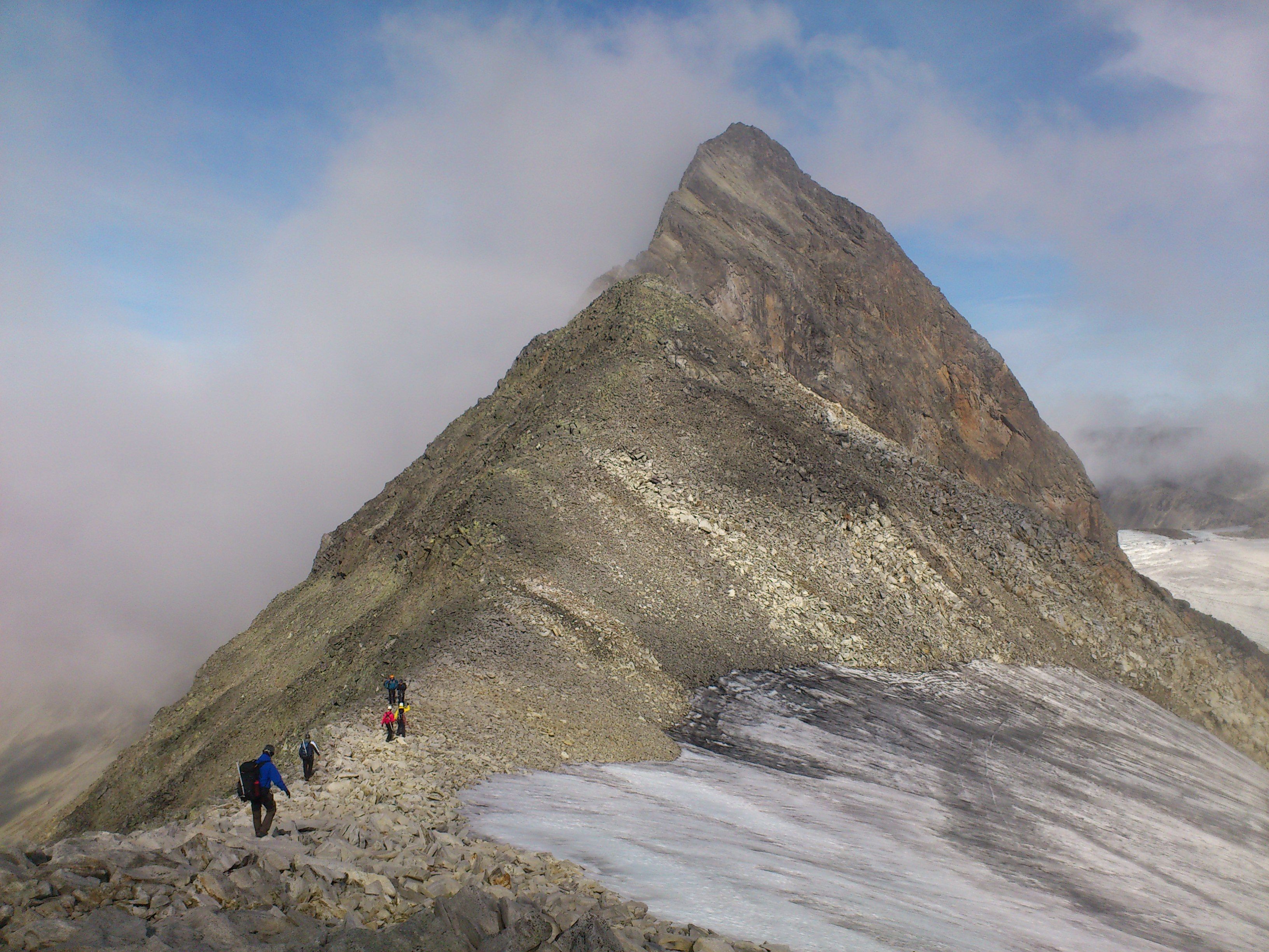 Vandrere på vei opp mot Uranostind