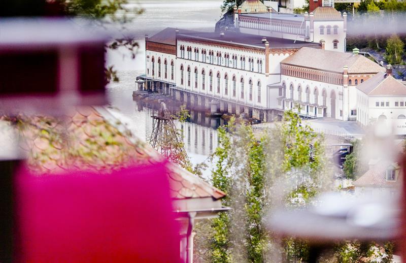 Utsikt mot den historiske Tyssedal kraftstasjon – ein viktig del av norsk industrihistorie.