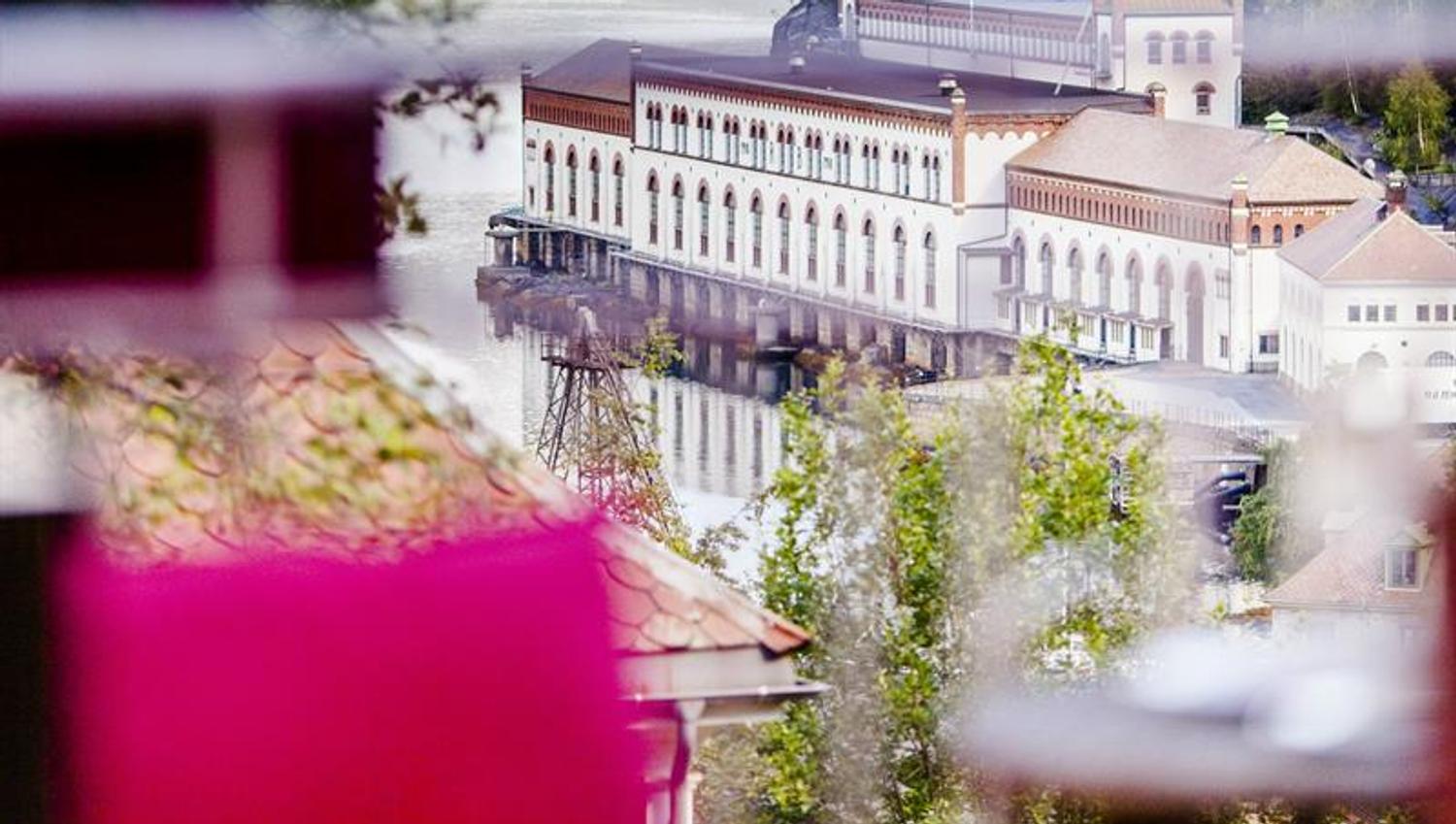 Utsikt mot den historiske Tyssedal kraftstasjon – ein viktig del av norsk industrihistorie.