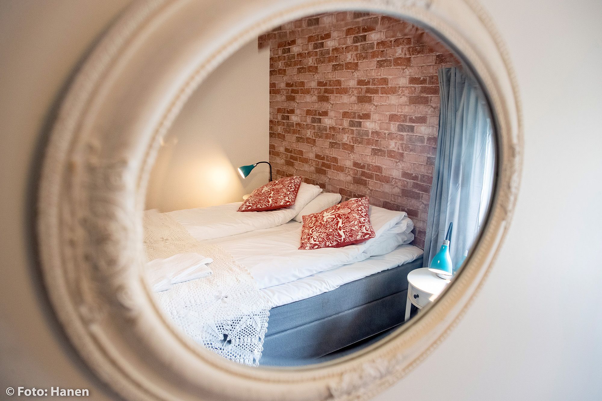 Soverom sett gjennom et speil