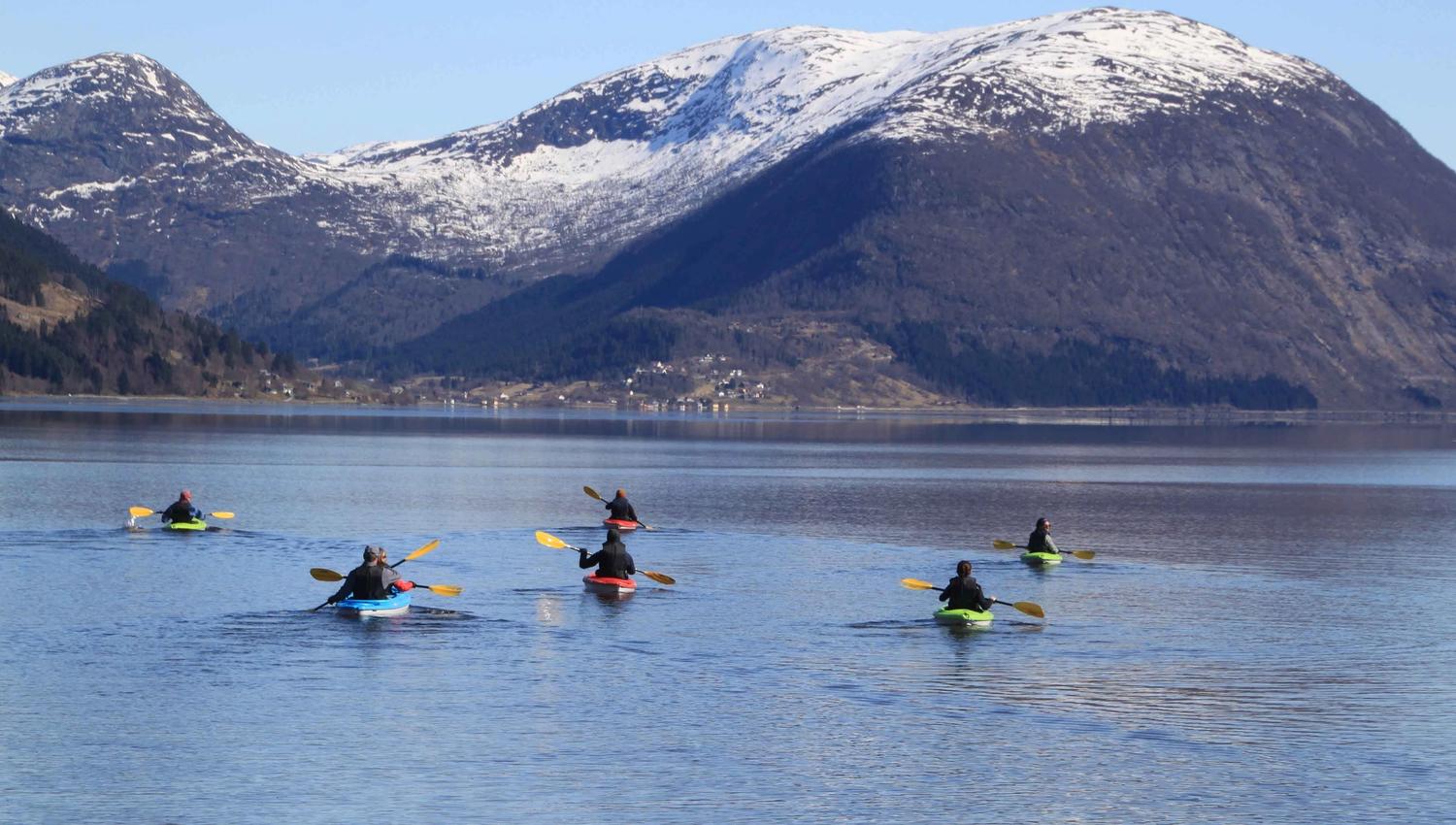 Jølvassbu er nærmaste nabo til Jølstravatnet som har kjekke aktivitetar for heile familien