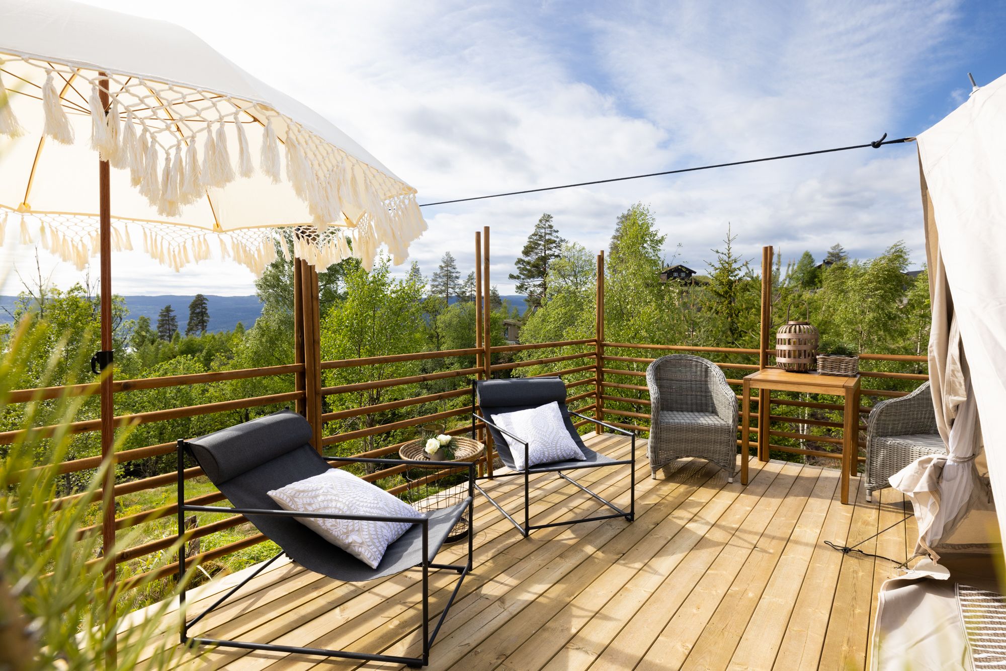 Uteplassen med stoler og bord.