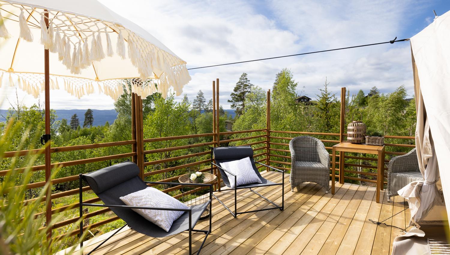 Uteplassen med stoler og bord.