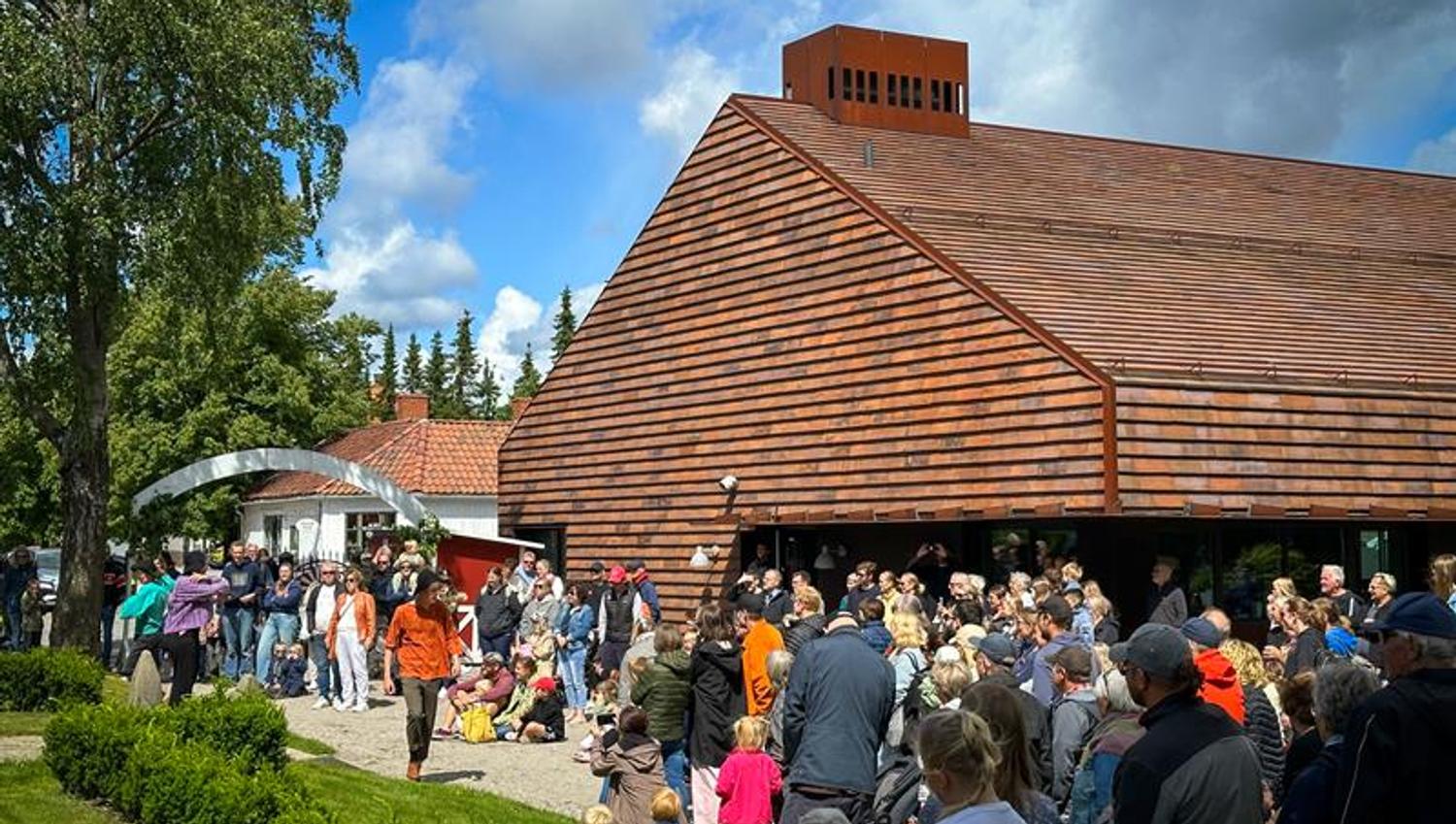 en utstillingsbygning museum mange mennesker foran