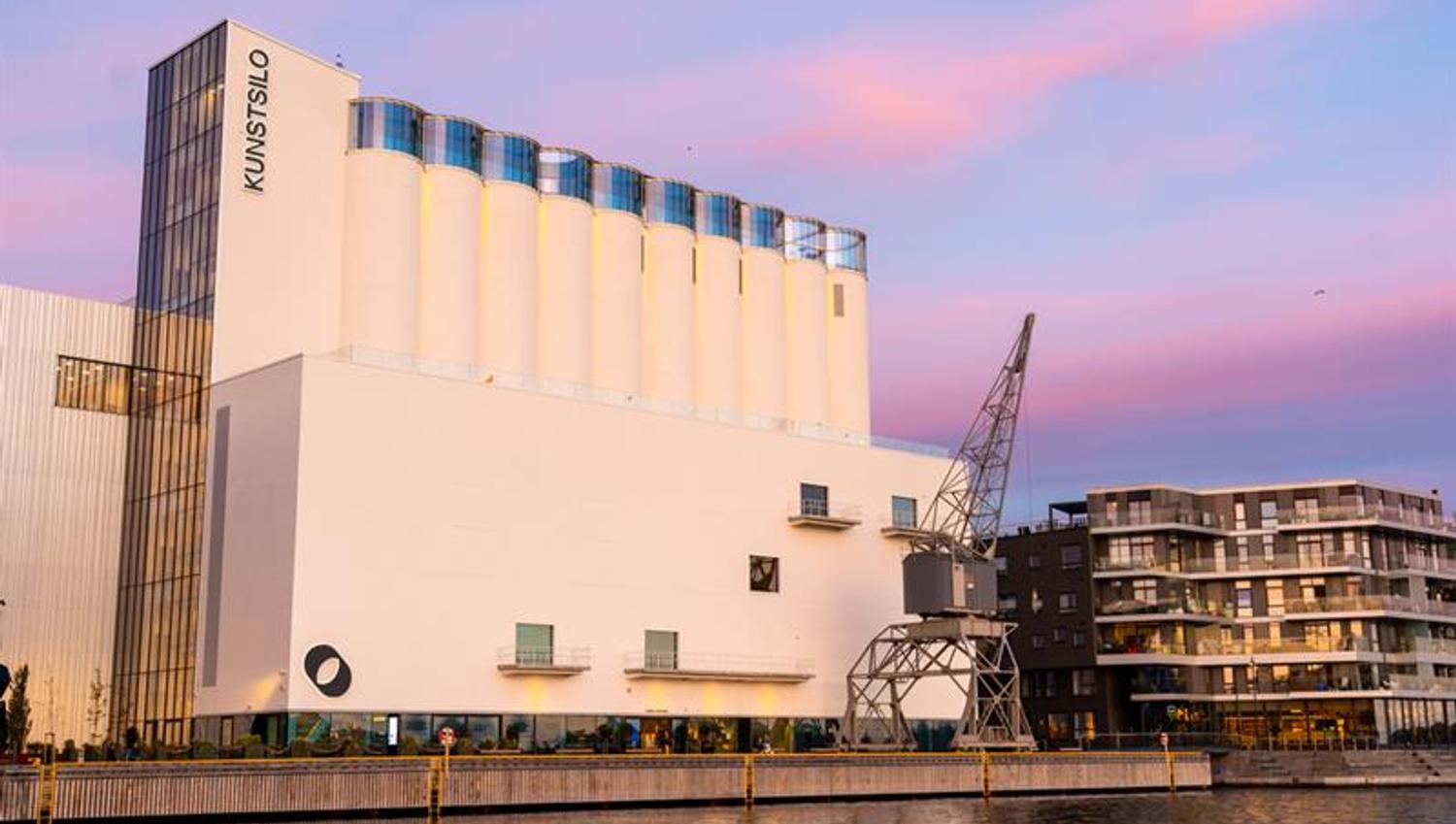 Fasade Kunstsilo i solnedgang