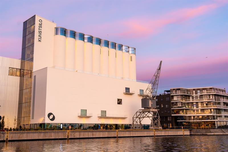 Fasade Kunstsilo i solnedgang