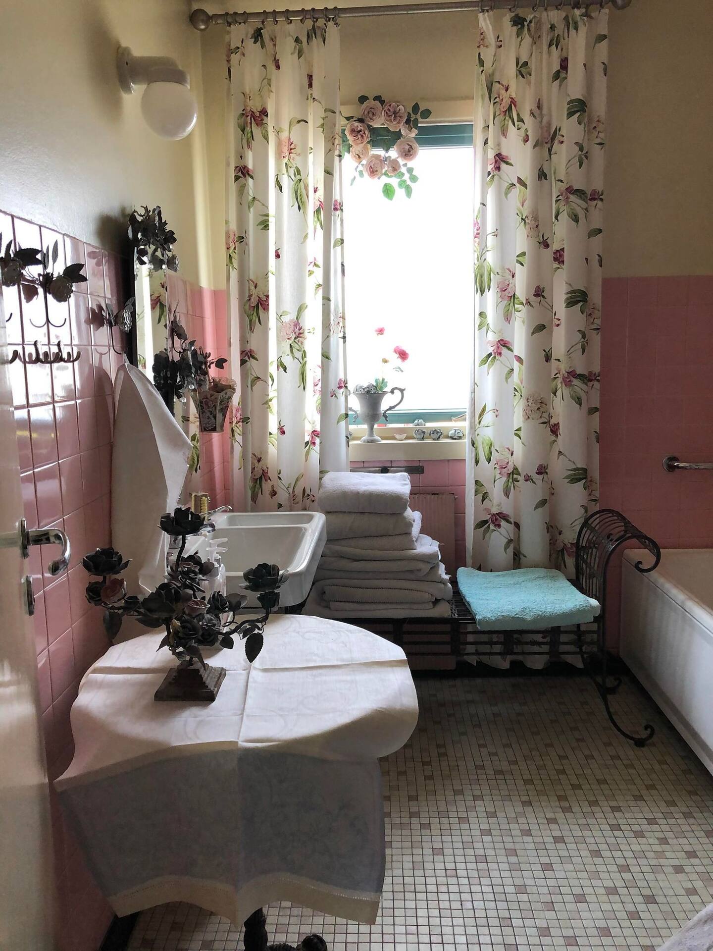 Flislagt rosa bad med håndduker