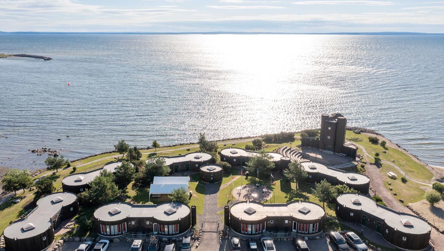 Oversiktsbilde over hytter og havet