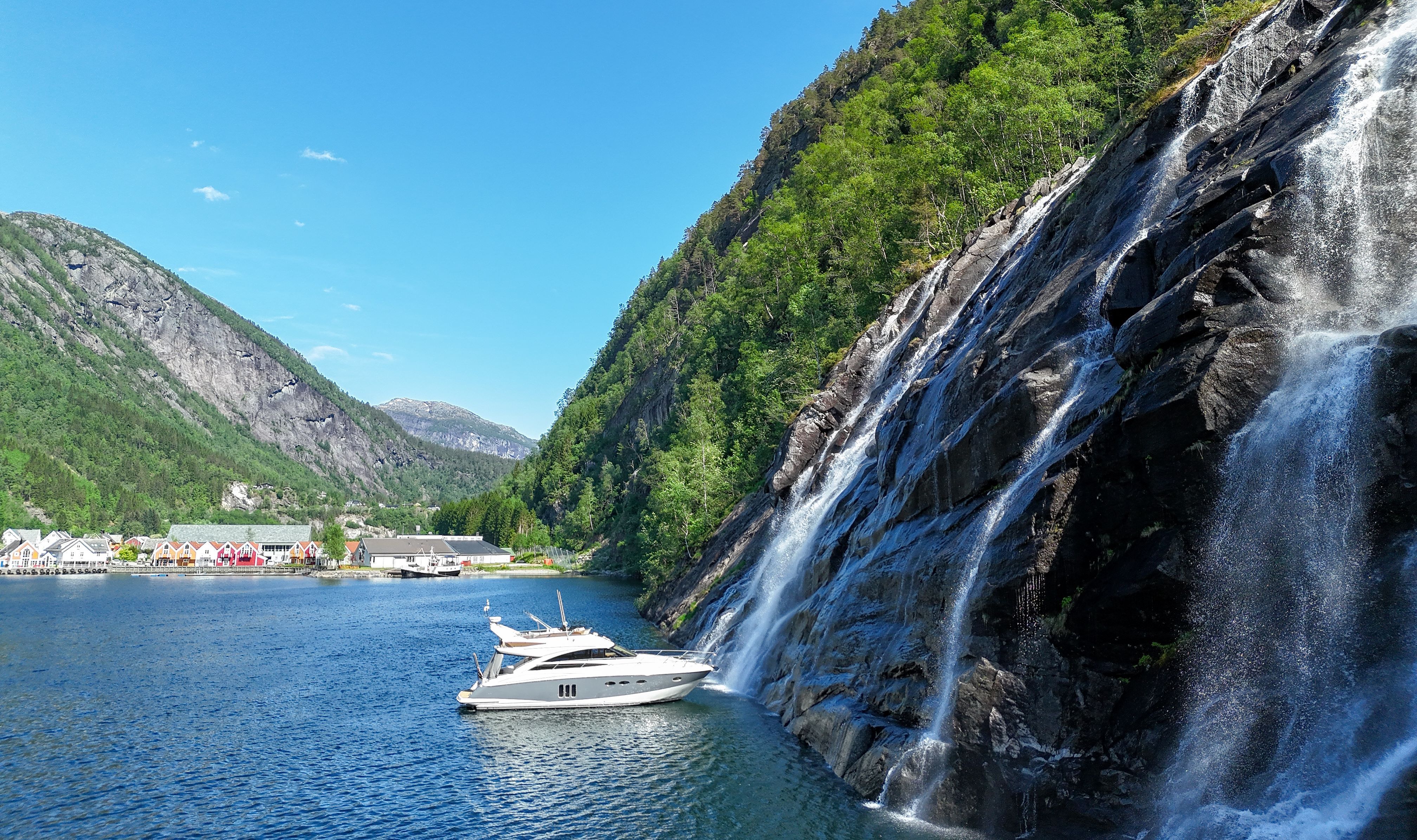 The boat anchored close to the waterfall in Mo