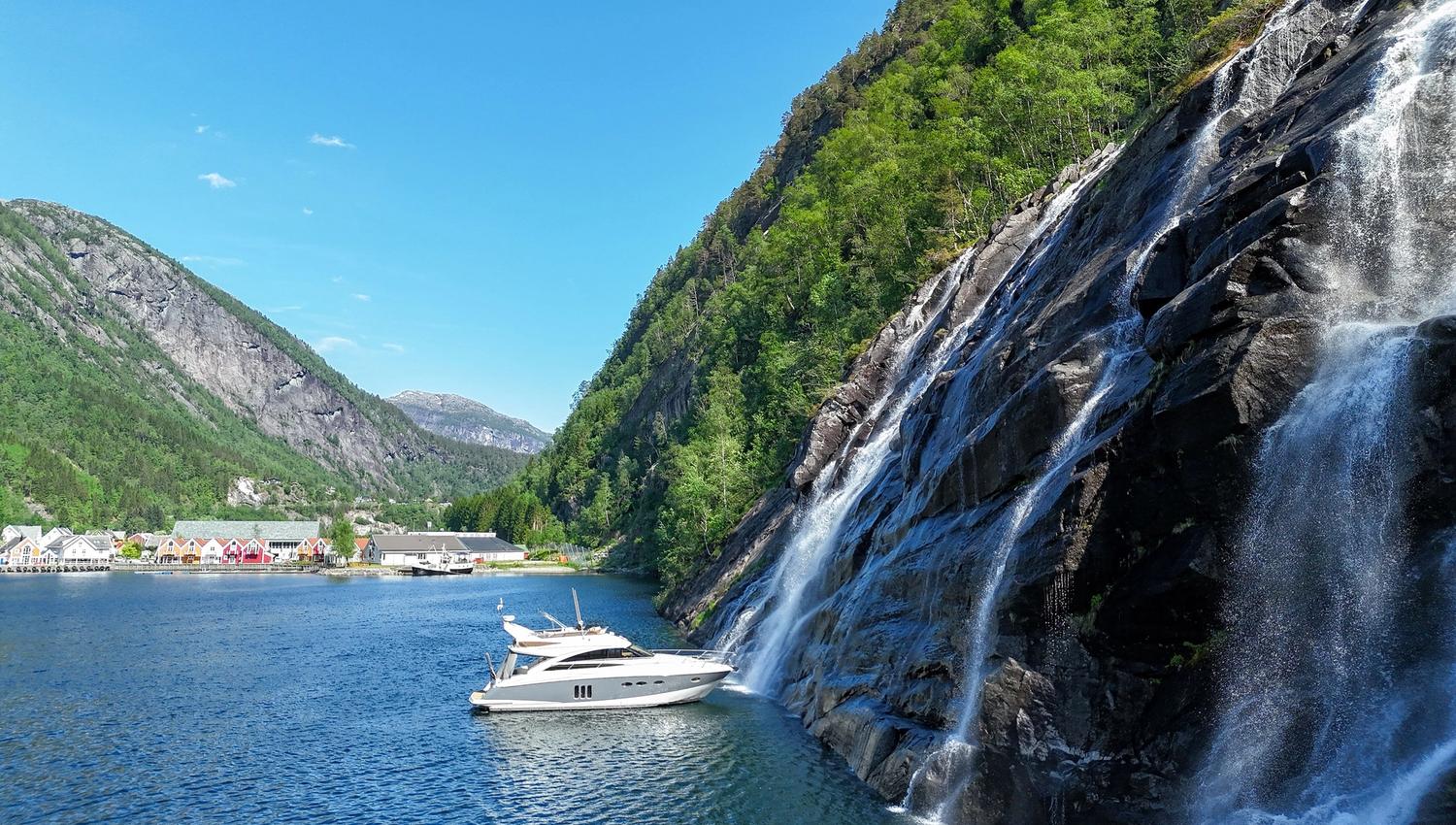 The boat anchored close to the waterfall in Mo