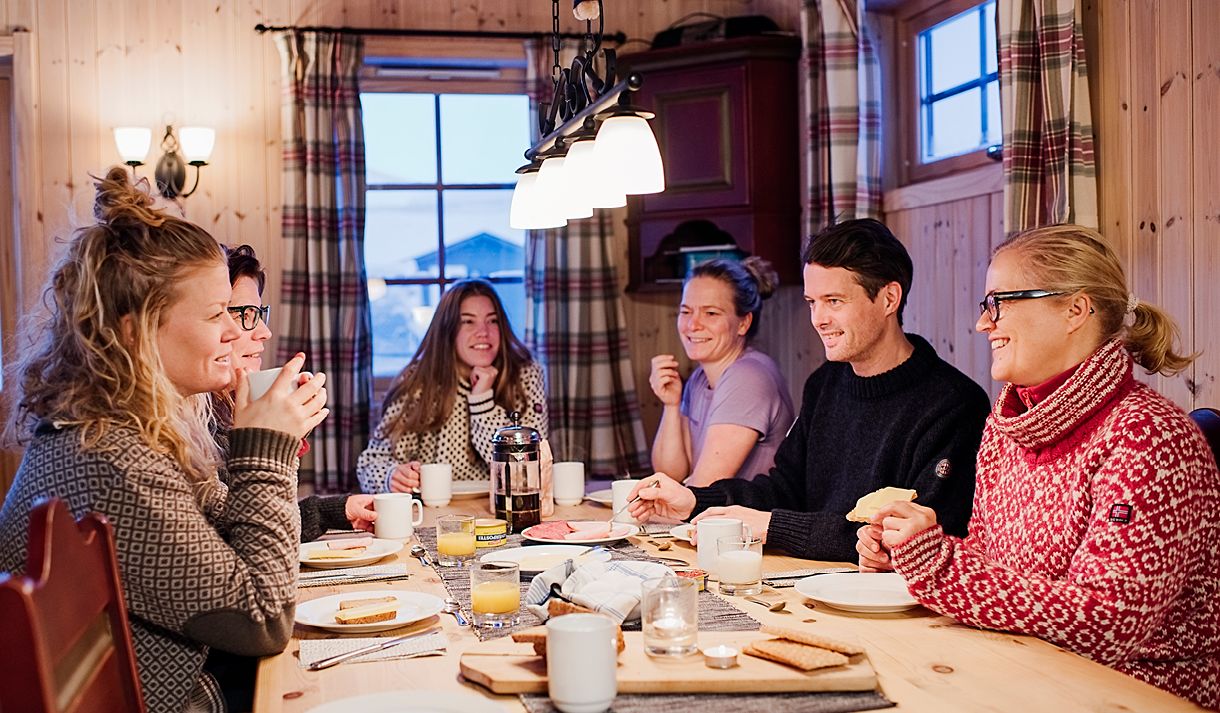 Group of friends eating breakfast at Juva Cabin