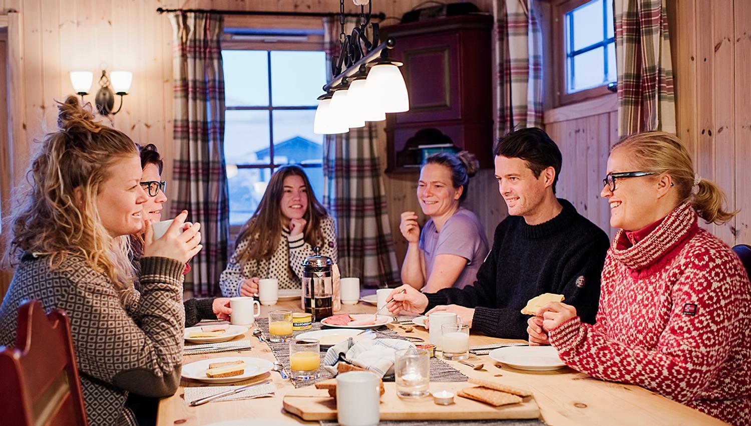 Group of friends eating breakfast at Juva Cabin