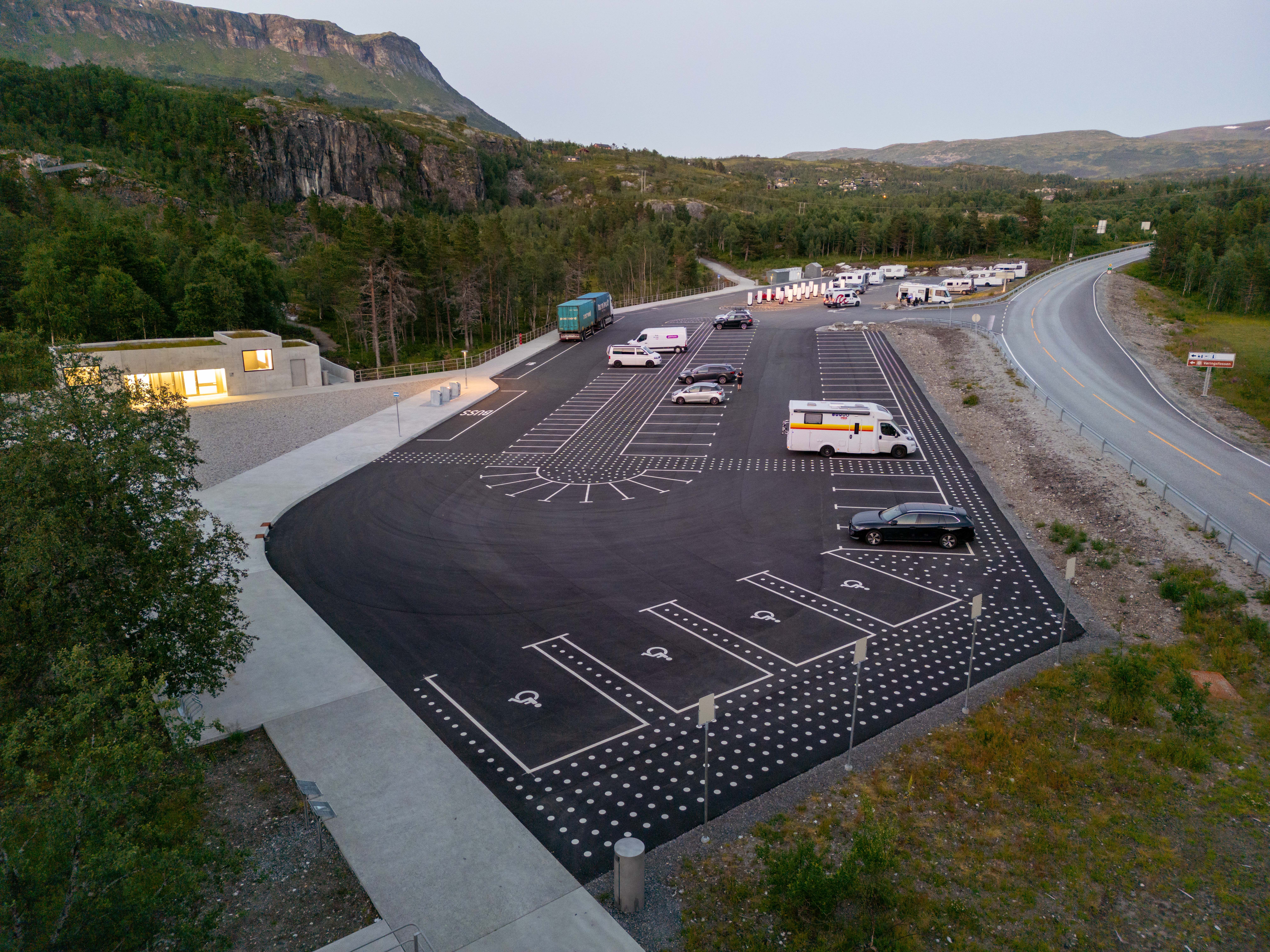 Den nye parkeringsplassen på Fossatromma sett under solnedgang.